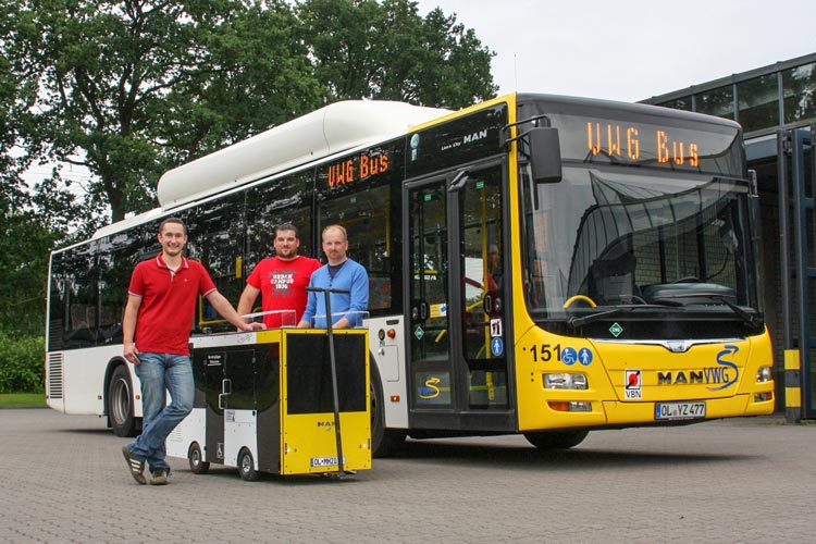 Patrick Hummelbeck, Andreas Milius und Timo Spreen haben einen VWG-Bus in Miniaturformat als Bollerwagen nachgebaut.