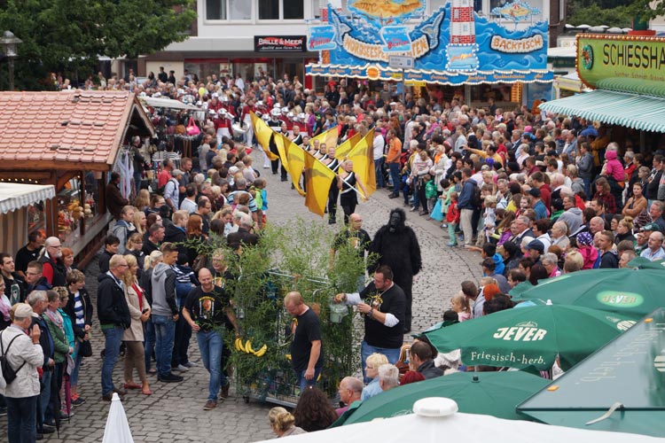 Nach dem Ausschluss von reinen Werbefahrzeugen ist der große Festumzug der Zwischenahner Woche wieder kreativer geworden.