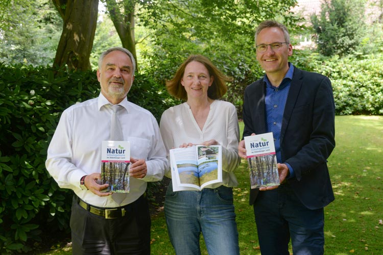 Landschaftspräsident Thomas Kossendey, Autorin Katrin Zempel-Bley und Verleger Florian Isensee stellten den neuen Wegweiser Naturschutzgebiete im Oldenburger Land vor.