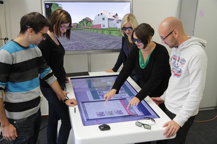 Am Multitouchtable im Labor für virtuelle Welten können die Studieninteressierten am Infotag erleben, wie Daten in ein dreidimensionales Modell umgewandelt werden. Foto: Piet Meyer / Jade HS Am Multitouchtable im Labor für virtuelle Welten können die Studieninteressierten am Infotag erleben, wie Daten in ein dreidimensionales Modell umgewandelt werden.