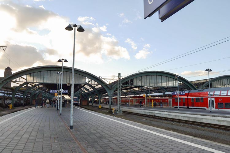 Die Pläne, die historischen Gleishalle des Oldenburger Bahnhofs durch einzelne Bahnsteigdächer zu ersetzen, sind vom Tisch.