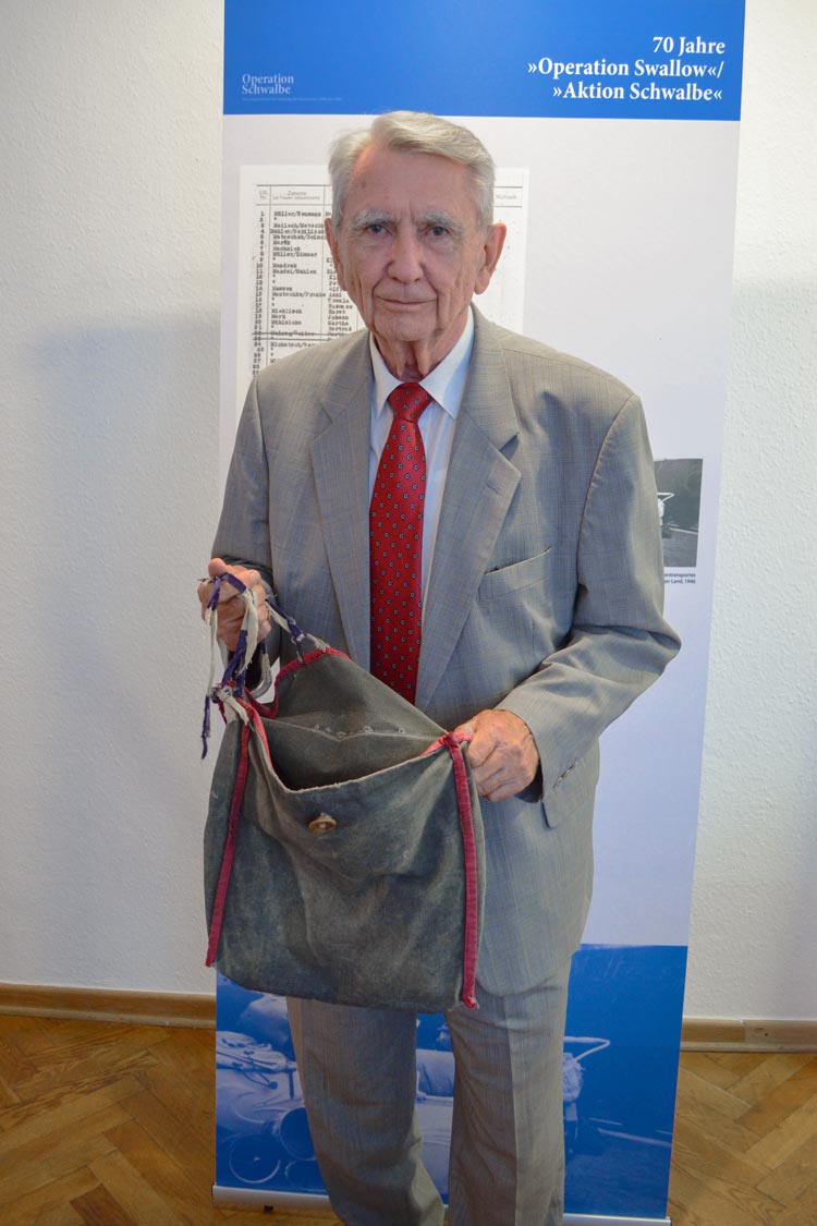 Horst Milde mit seiner Umhängetasche, die er während seiner Vertreibung als Elfjähriger mit seiner Mutter aus Breslau getragen hatte und die er jetzt dem Stadtmuseum überreichte. Foto: Katrin Zempel-Bley Horst Milde mit seiner Umhängetasche, die er während seiner Vertreibung als Elfjähriger mit seiner Mutter aus Breslau getragen hatte.