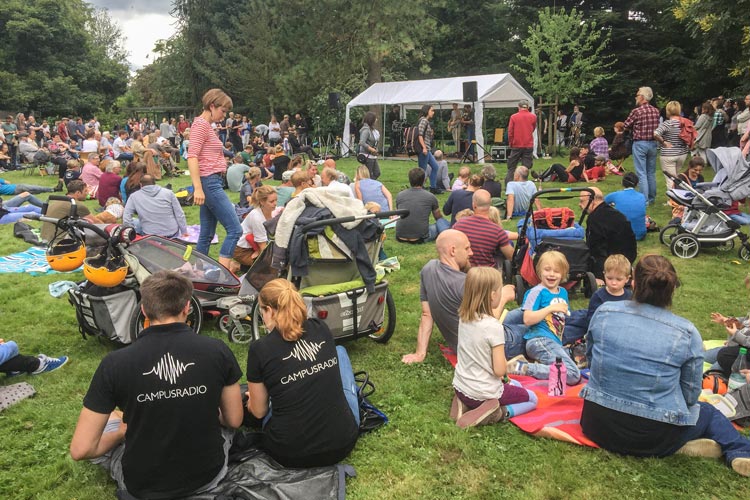 Ausnahmsweise durften die Besucher auf den Rasenflächen sitzen. Foto: Anja Michaeli Ausnahmsweise durften die Besucher auf den Rasenflächen sitzen.