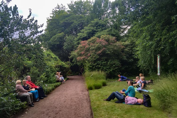 Liegend oder sitzend: Die Menschen machten es sich gemütlich. Foto: Anja Michaeli Liegend oder sitzend: Die Menschen machten es sich gemütlich.
