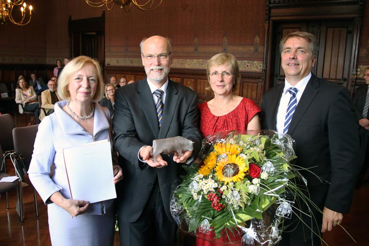 Oldenburgs Oberbürgermeister Jürgen Krogmann (rechts) zeichnete Birger Kollmeier (2. von rechts) in Gegenwart seiner Frau Dr. Ulrike Baron-Kollmeier (3. von rechts) und der Bundesministerin Johanna Wanka mit dem Oldenburger Bullen aus. Foto: Stadt Oldenburg Der Hörforscher Prof. Dr. Dr. Birger Kollmeier ist von Oberbürgermeister Jürgen Krogmann mit dem Oldenburger Bullen ausgezeichnet worden.