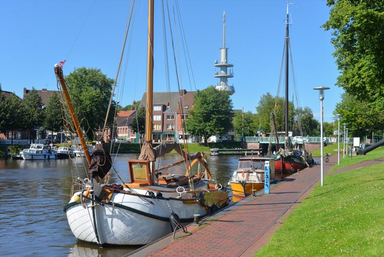 Der „Theepot“ von Toni und Doris von Häfen wird während der Schippertage in Bremerhaven liegen, eines von rund 30 Plattbodenschiffen. Foto: Christian Kruse Der Theepot von Toni und Doris von Häfen wird während der Schippertage in Bremerhaven liegen, eines von rund 30 Plattbodenschiffen.