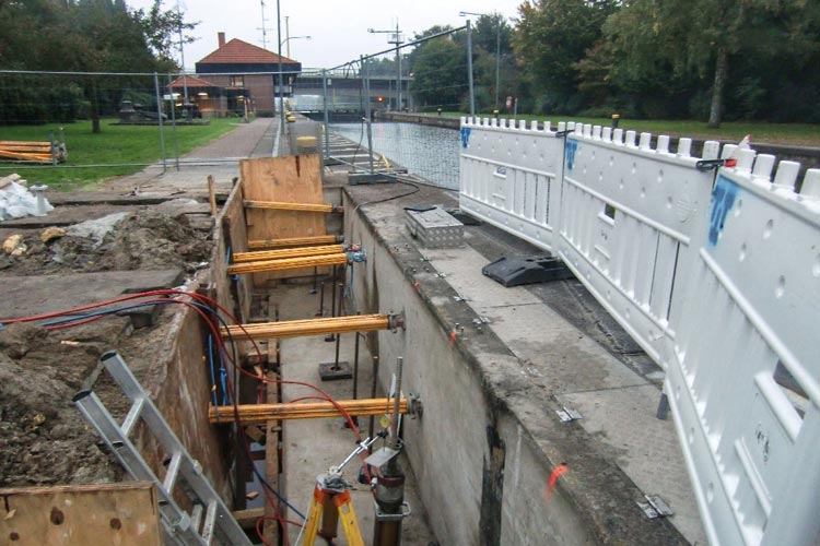 Die Kammerwand ist nicht mehr ausreichend gegen ein Kippen gesichert. Foto: WSA Die Kammerwand ist nicht mehr ausreichend gegen ein Kippen gesichert.