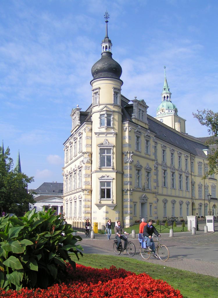 Einen Wegweiser zur Baugeschichte und durch die historischen Räume des Schlosses hat Michael Reinbold vorgelegt. Foto: Adelaide Einen Wegweiser zur Baugeschichte und durch die historischen Räume des Schlosses hat Michael Reinbold vorgelegt.