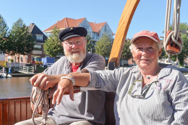Toni und Doris von Häfen genießen die Tage an Bord ihres Plattbodenschiffs „Theepot“. Im Emder Hafen spielte auch das Wetter mit. Foto: Christian Kruse Toni und Doris von Häfen genießen die Tage an Bord ihres Plattbodenschiffs Theepot. Im Emder Hafen spielte auch das Wetter mit.