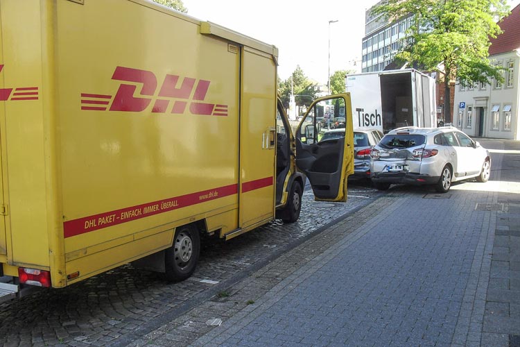 Der Transporter hat bei dem Unfall drei Fahrzeuge zusammengeschoben. Foto: Polizeiinspektion Ammerland / Oldenburg-Stadt Am heutigen Mittwoch gegen 10 Uhr ereignete sich auf der Huntestraße ein Verkehrsunfall mit einem Sachschaden von über 20.000 Euro.