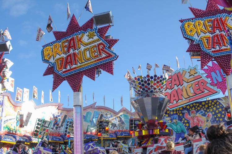 Auf rund 260 Fahrgeschäfte, Buden, Tanz- und Bierzelte können sich die Besucher des Kramermarktes 2016 freuen.