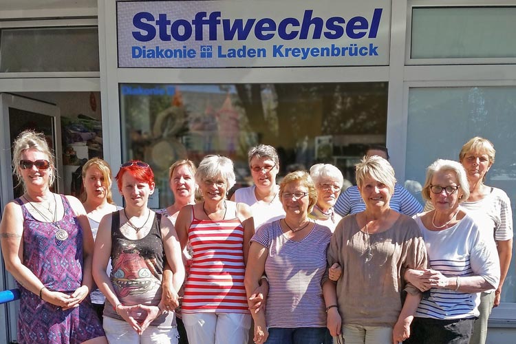 Ehrenamtliche vorm Diakonie-Laden Stoffwechsel an der Cloppenburger Straße 313. Foto: privat Für die vier Diakonie-Läden in Oldenburg werden dringend ehrenamtliche Helfer gesucht, die die Arbeit unterstützen.