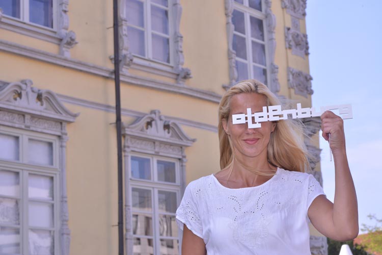 Filmfest-Pose mit Meike Heinrich vor dem Oldenburger Schloss.