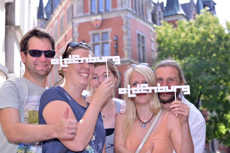 Filmfest-Pose vor dem Oldenburger Rathaus.