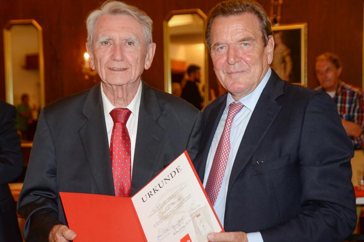 Altkanzler Gerhard Schröder wird am 19. Oktober anlässlich der Eröffnung des Akademischen Jahres zu Gast in der Universität Oldenburg sein.