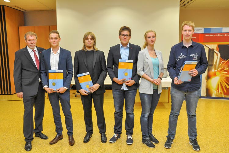 HWK-Präsident Manfred Kurmann zeichnete Milan Stolle, Anlagenmechaniker für Sanitär-, Heizungs- und Klimatechnik (Wärmeservice Dieter Müller GmbH, Rastede), Christoph Küpker, Informationselektroniker im Schwerpunkt Geräte- und Systemtechnik (Manfred Küpker, Radio- und Fernsehtechnikermeister, Oldenburg), Thore Lehmkuhl, Mechatroniker für Kältetechnik (Friedrich von Nida Kälte- und Klimaanlagen GmbH, Wiefelstede), Felicitas von Kampen, Orthopädietechnik-Mechanikerin (Sanitätshaus Lübbehusen GmbH, Oldenburg), Thorben Fangmann, Systemelektroniker (Universität Oldenburg, Oldenburg), und Arne Gerding, Zweiradmechaniker in der Fachrichtung Fahrradtechnik (Cycle-Union GmbH, Oldenburg) (von links) als Beste aus der Stadt Oldenburg aus. Foto: HWK Junge Handwerker haben sich mit ihren guten Prüfungsergebnissen für den Praktischen Leistungswettbewerb des Deutschen Handwerks qualifiziert.