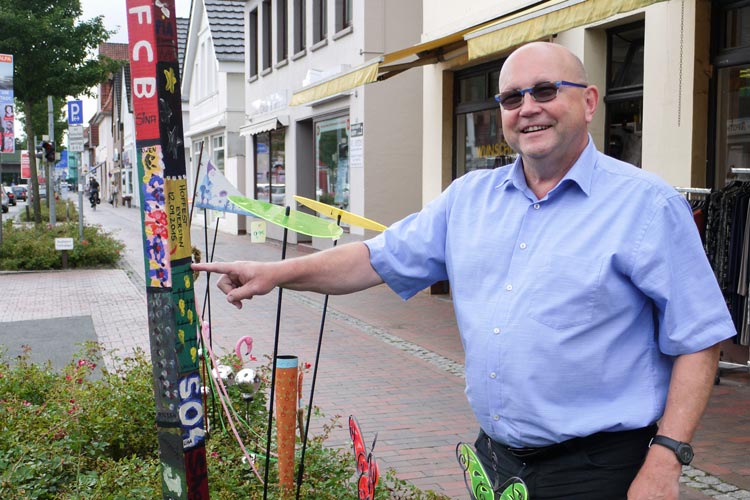 Hans-Georg Hess präsentiert den ersten bemalten Holzpfahl.