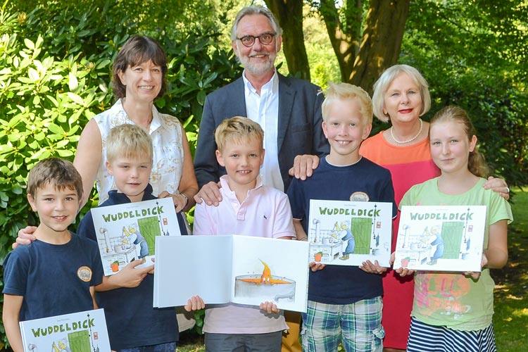 Freuten sich über die ersten Bilderbuchexemplare (von links): Ines Hünlein, Klaus Henicz und Ulrike Peine-Müller sowie die Schüler Tilo, Fiete, Jelte, Kajo und Pia. Foto: Katrin Zempel-Bley Die Lehrerin Ines Hünlein hat die Geschichte von Wuddeldick für Schüler geschrieben. Das Bilderbuch wurde ins Plattdeutsche übersetzte.