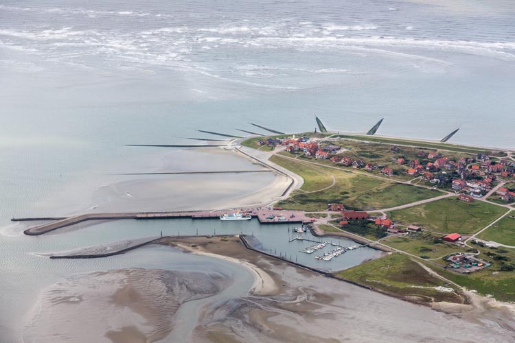 Durch Deckwerke und Buhnen massiv befestigter Igelkopf im Westen der Insel Baltrum. Foto: Alex S. MacLean Durch Deckwerke und Buhnen massiv befestigter Igelkopf im Westen der Insel Baltrum.