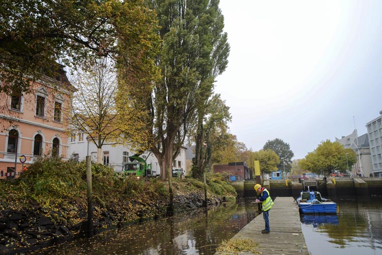 Die Stadt Oldenburg lässt zurzeit auf der Südseite des Alten Stadthafens die abgängige und über 100 Jahre alte Holzspundwand erneuern.