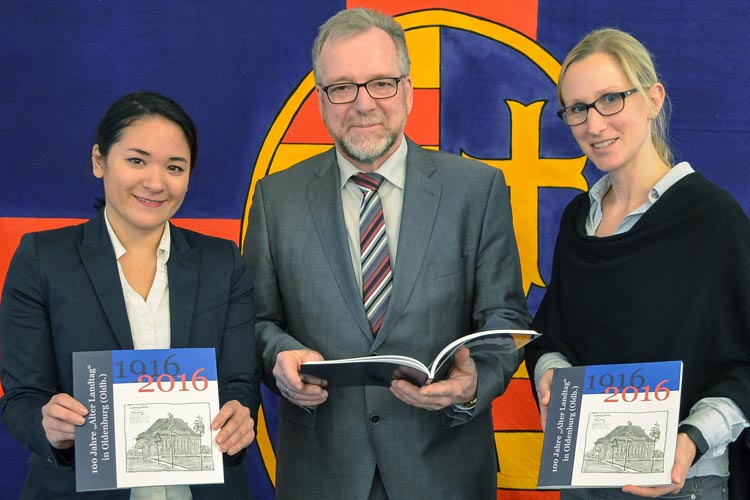 Uta-Masami Münch, Johann Kühme und Ann-Christin Langer stellten das Buch über den Alten Landtag in Oldenburg vor.