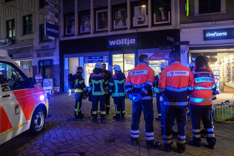 Die Einsatzkräfte der Feuerwehren und der Rettungsdienste wurden heute Abend zu einem Notfall in die Oldenburger Innenstadt gerufen. Foto: Anja Michaeli Die Einsatzkräfte der Feuerwehren und der Rettungsdienste wurden heute Abend zu einem Notfall in die Oldenburger Innenstadt gerufen.
