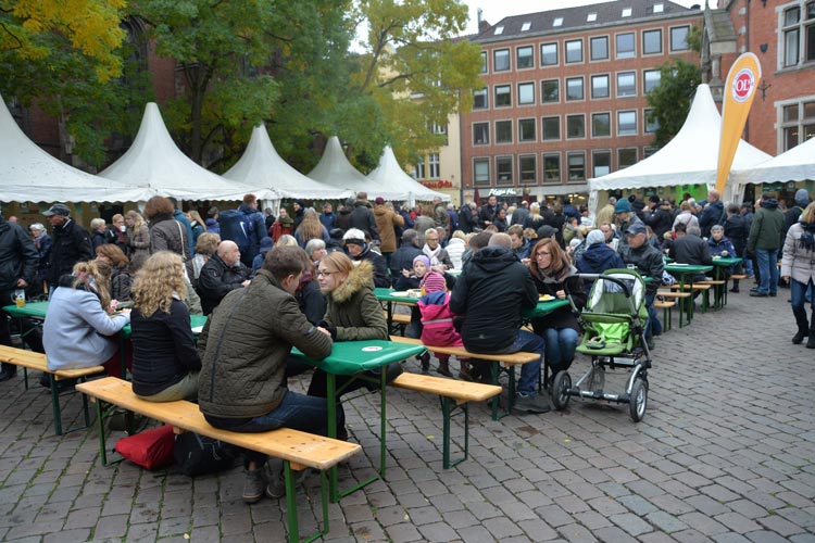 Auf dem Rathausmarkt genießen die zahlreichen Besucher Grünkohl – mal vegetarisch, mal traditionell, als Bier oder im Tee – Vielfalt ist das Motto des Tages.