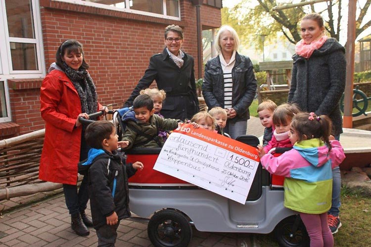 Natascha Sheina, GabrieleMesch (LzO), Marion Reinhardt und Fenja Heidenreich (Katholische Kindertagesstätten Oldenburg) nahmen an der symbolischen Scheckübergabe teil.