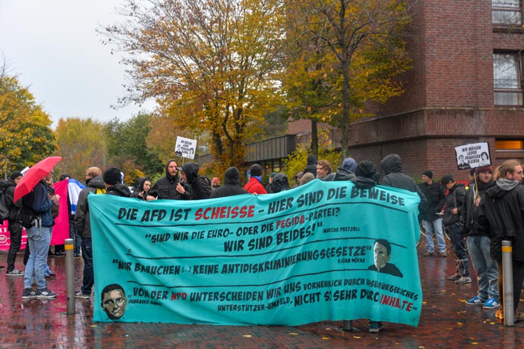 Rund 60 Linksautonome protestierten gegen den Einzug der AfD in den Oldenburger Stadtrat. Foto: Anja Michaeli Rund 60 Linksautonome protestierten gegen den Einzug der AfD in den Oldenburger Stadtrat.
