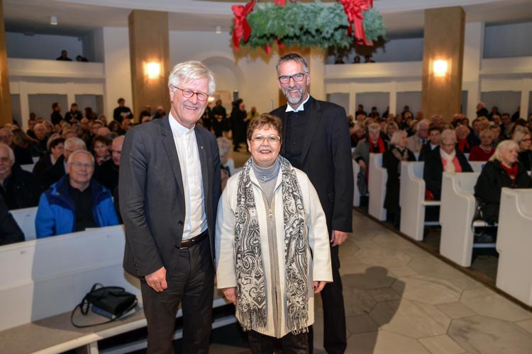 Bischof Jan Janssen (rechts) und Sabine Blütchen begrüßten den EKD-Ratsvorsitzenden Prof. Dr. Heinrich Bedford-Strohm in der St. Lamberti-Kirche. Foto: Katrin Zempel-Bley Bischof Jan Janssen und Sabine Blütchen begrüßten den EKD-Ratsvorsitzenden Prof. Dr. Heinrich Bedford-Strohm in der Oldenburger St. Lamberti-Kirche.