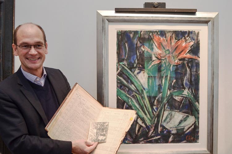 Rainer Stamm vor dem zurückerworbenen Bild Amaryllis von Christian Rohlfs im Oldenburger Landesmuseum für Kunst und Kulturgeschichte. 