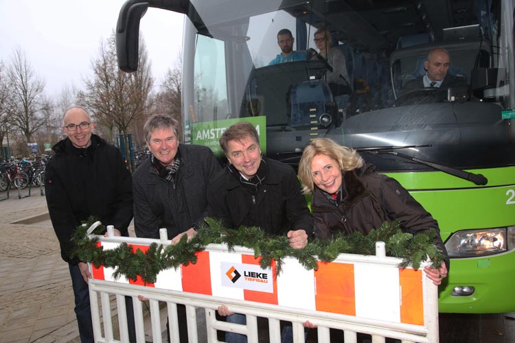 iefbauamtsleiter Johann de Buhr, Verkehrsamtsleiter Bernd Müller, Oberbürgermeister Jürgen Krogmann und Baudezernentin Gabriele Nießen bei der Eröffnung der Fernbushaltestelle am Oldenburger ZOB.