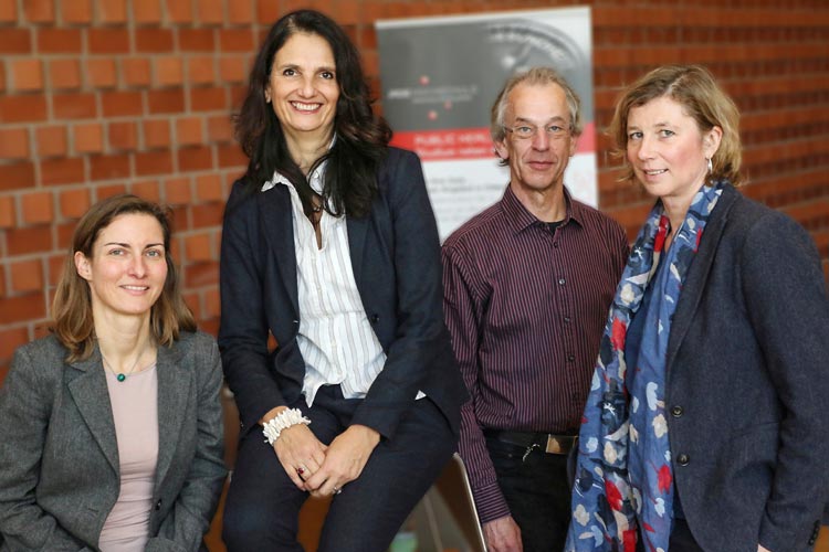 Karina Becker, Frauke Koppelin, Harald Büsing und Elke Ahlers (von links) informierten über psychische Belastungen in der Arbeitswelt. Foto: Piet Meyer / Jade HS Karina Becker, Frauke Koppelin, Harald Büsing und Elke Ahlers informierten auf einer Tagung in Oldenburg über psychische Belastungen in der Arbeitswelt.