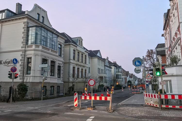 In dieser Woche wurde die Asphalttragschicht im ersten 200 Meter langen Abschnitt der Lindenallee vom Haarenufer in ganzer Breite eingebaut.