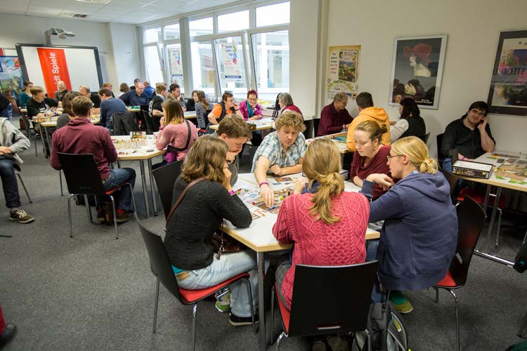 Die OOZ verlost Eintrittskarten zum 10. Geburtstag der Bremer Spiele-Tage, des größten Spiele-Events im Norden. Foto: privat In der VHS Bremen finden am 4. und 5. März die 10. Bremer Spiele-Tage statt. Auf drei Etagen stehen über 1000 Spiele zum Ausprobieren und weitere Angebote bereit.
