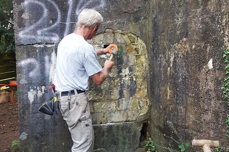 Nach dem Öffnen des Bunkers wurden die engagierten Anwohner von eine riesigen Menge Müll und Schlamm überrascht.