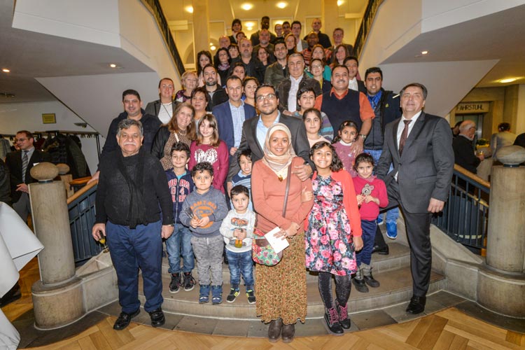 Rund 300 Personen haben in Oldenburg im vergangenen Jahr die deutsche Staatsbürgerschaft erhalten. Oberbürgermeister Jürgen Krogmann gratuliert ihnen bei einer Feier im Kulturzentrum PFL.