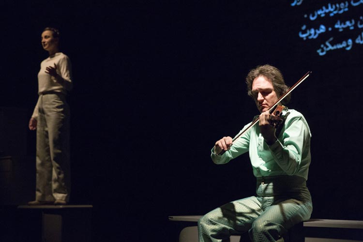 Die Uraufführung von Eurydike. Orpheus. ist derzeit in der Exerzierhalle des Oldenburgischen Staatstheaters zu sehen.