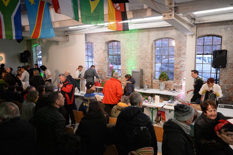 Zahlreiche Interessierte kamen heute in die bau_werk Halle. Foto: Christian Kruse ahlreiche Interessierte kamen heute zur Grünkohl-Weltmeisterschaft in die bau_werk Halle.