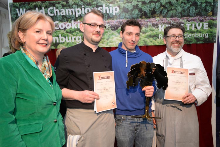 Bürgermeisterin Petra Averbeck überreichte die Gewinnerurkunden und die „Goldene Palme von Oldenburg“ an den Drittplatzierten Torben Solheid, Grünkohl-Weltmeister Christoph Steinhauser und Vize-Weltmeister Claus Peter.