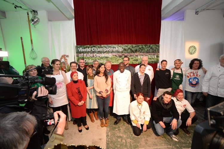 19 Köchinnen und Köche traten heute zur 1. Grünkohl-Weltmeisterschaft in der Oldenburger bau_werk Halle mit kreativen Rezepten gegeneinander an.