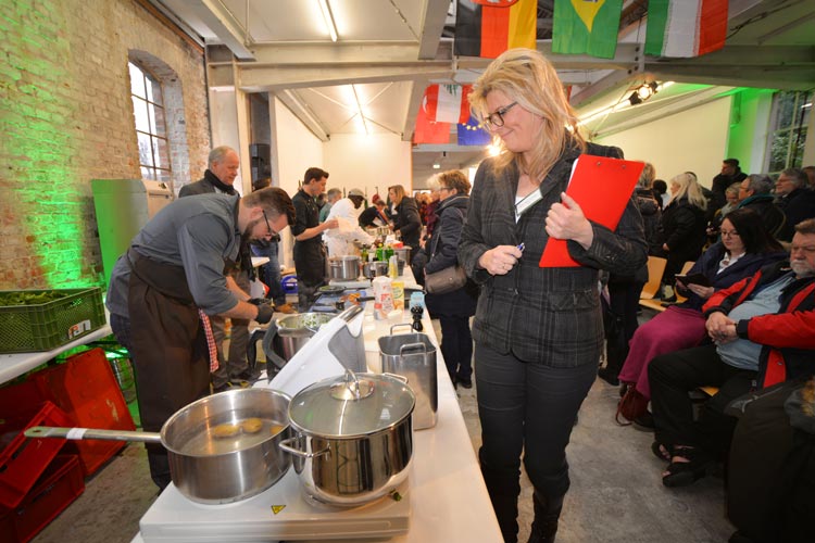 Jurymitglied Petra Bley-Schultz hat den Grünkohl-Köchen bei der Zubereitung über die Schulter gesehen.