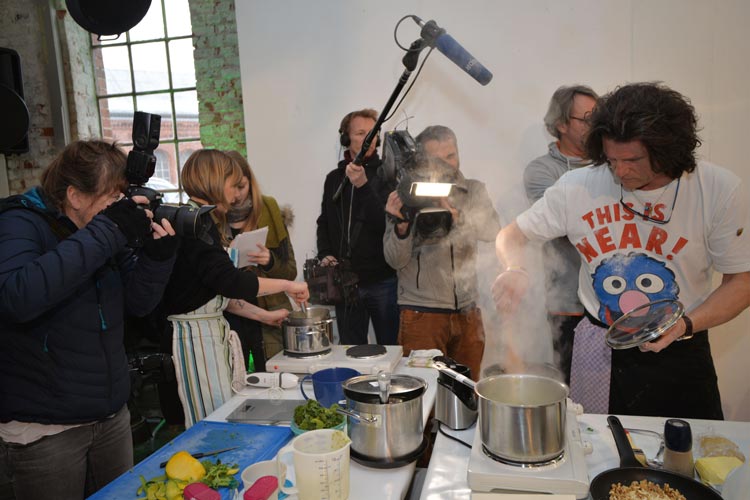 Fernsehen, Radio und Zeitungen: Das Medieninteresse war groß. Foto: Anja Michaeli Fernsehen, Radio und Zeitungen: Das Medieninteresse an der Grünkohl-Weltmeisterschaft in Oldenburg war groß. Foto: Anja Michaeli