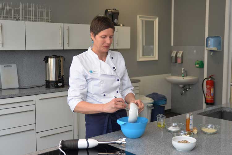 Stefanie Kache, Dozentin an der Volkshochschule Oldenburg, stellte die schnelle Zubereitung eines vegetarischen Brotaufstrichs vor.