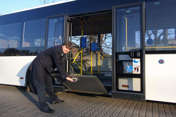 Die Busse der VWG wurden schon vor Jahren barrierefrei ausgestaltet – sie verfügen über eine mechanische Klapprampe an der zweite Tür. Morell Predoehl zeigt wie die Klappe funktioniert.