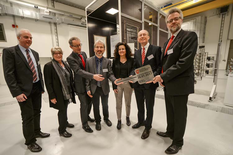 LR-Programmdirektor Energie Bernhard Milow, Bürgermeisterin Germaid Eilers-Dörfler, Turbulenzforscher Dr. Joachim Peinke und Windenergieexperte Dr. Martin Kühn, Ministerin Gabriele Heinen-Kljajić, Universitätspräsident Dr. Dr. Hans Michael Piper und Michael Brassel vom Staatlichen Baumanagement Lüneburger Heide spaßten bei der symbolischen Schlüsselübergabe.