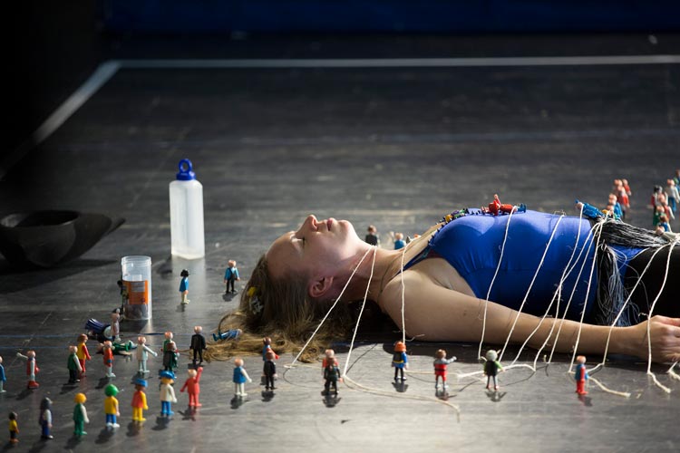 Probenszene aus „Gulliveras Reise“ mit Ludmilla Skripkina aus der freien Theatergruppe „Das Helmi“. Foto: Stephan Walzl Das Staatstheater begibt sich mit dem Festival Banden auf neue theatrale Wege. Es soll Impulse der Theateravantgarde nach Oldenburg holen.