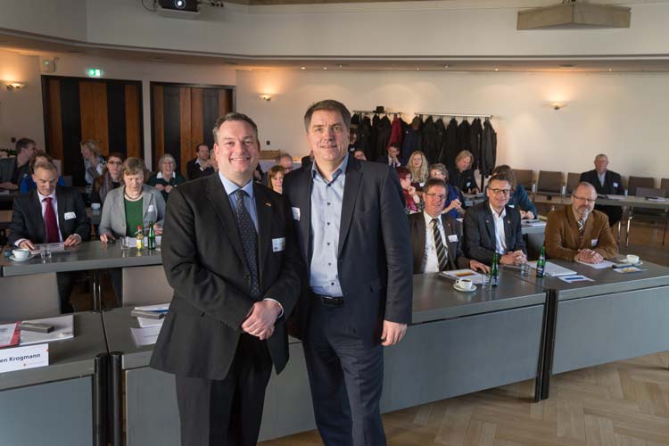Der Groninger Rat war heute zu Gast in Oldenburg. Oberbürgermeister Jürgen Krogmann (rechts) begrüßte den Ratsvorsitzenden der Partnerschaftsstadt, Berndt Benjamins, im Kulturzentrum PFL. Foto: Anja Michaeli Bei einem Informationsbesuch trafen sich heute 28 Ratsmitglieder aus Groningen mit 35 ihrer Kollegen aus Oldenburg im Kulturzentrum PFL.