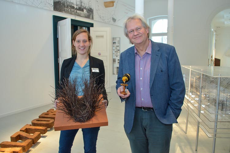 Pressesprecherin Lena Nietschke und Peter René Becker zeigen im Landesmuseum Natur und Mensch Oldenburg einen Laubenvogel und sein Bauwerk.