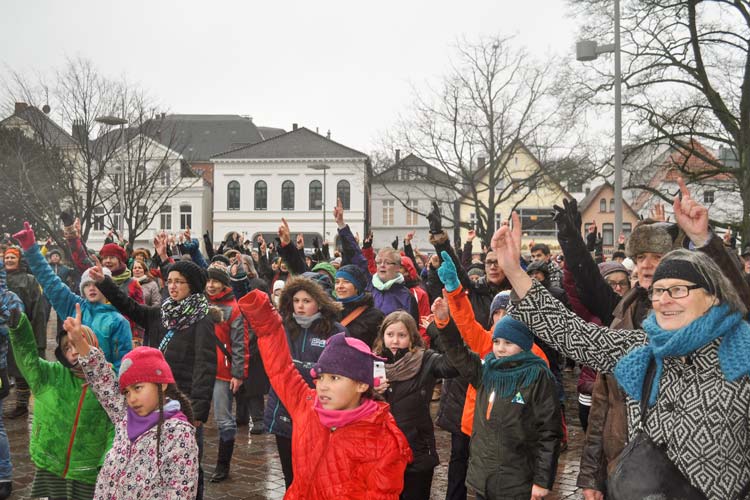 Im vergangenen Jahr beteiligten sich viele Bürger an der Aktion „One Billion Rising“ auf dem Schlossplatz. Foto: Stadt Oldenburg Oldenburg nimmt in diesem Jahr zum zweiten Mal an der Aktion One Billion Rising teil. Sie findet auf dem Schlossplatz statt.